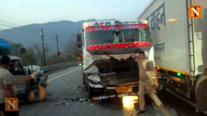 Pilgrim's Vehicle Crashes into Stationary Truck Near Chorbahuli, 1 Dead, 11 Injured